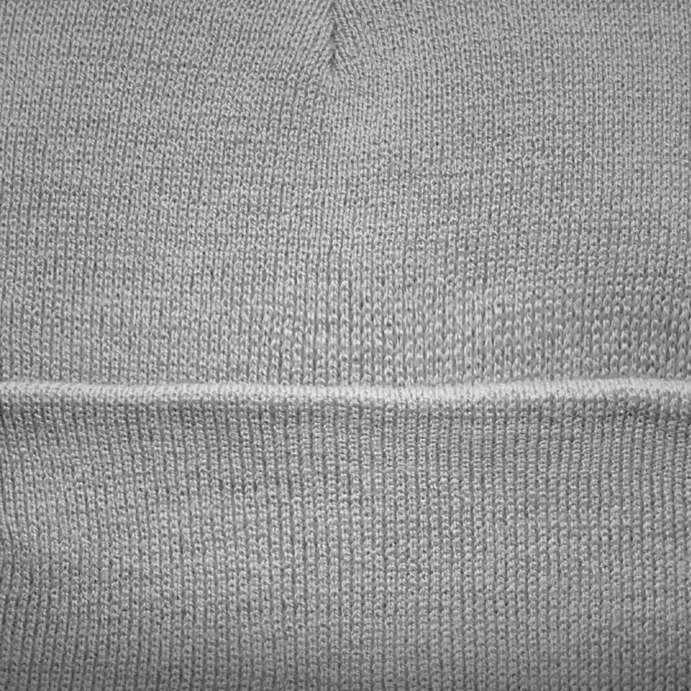 Gorro gris de lana Nattivo, ideal para invierno y estilo casual.