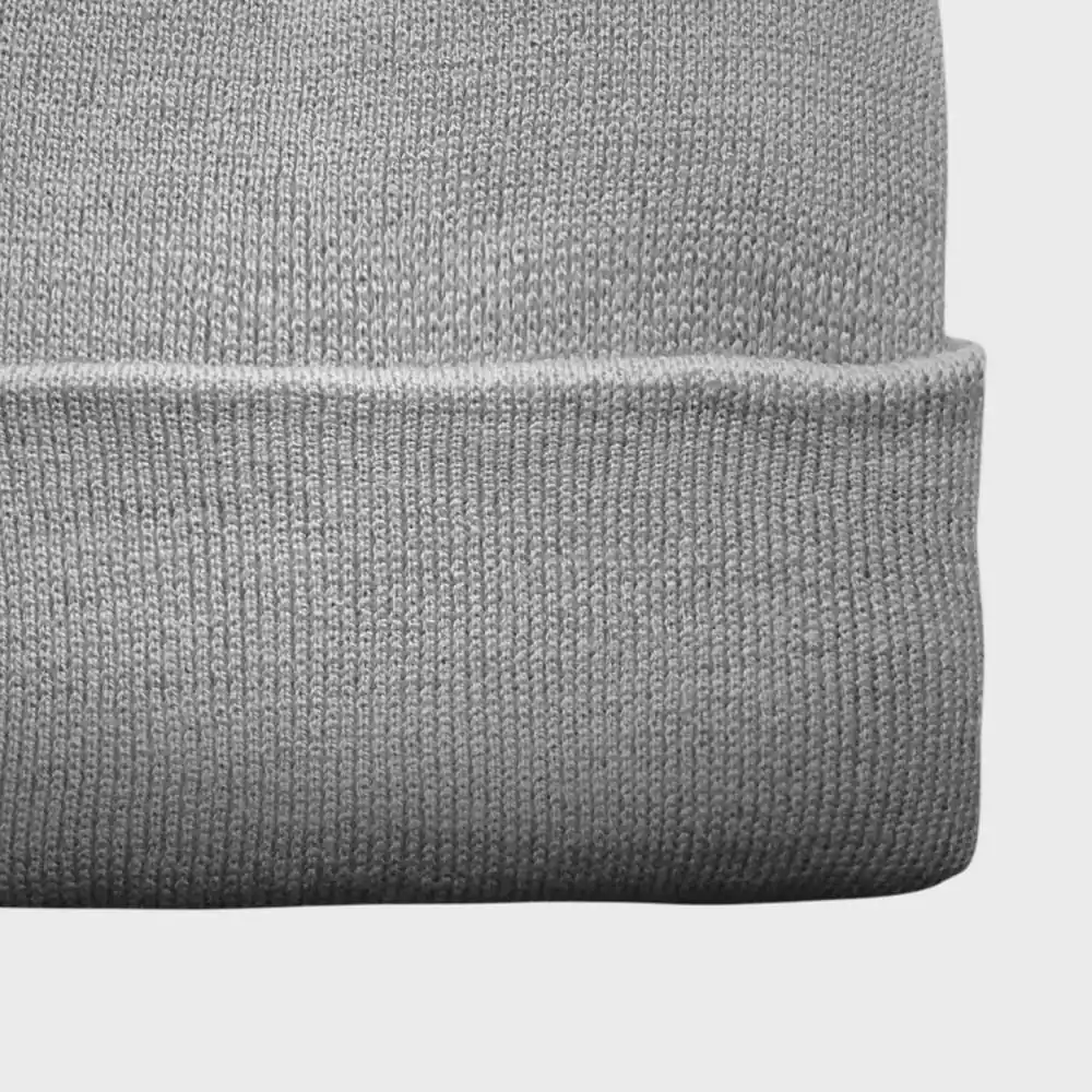 Gorro gris de lana Nattivo, estilo beanie para invierno.