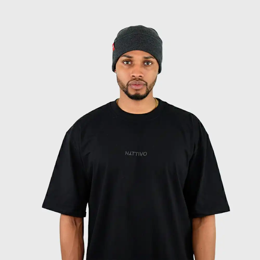 Gorro gris neo de Nattivo para estilo urbano y protección contra el frío.