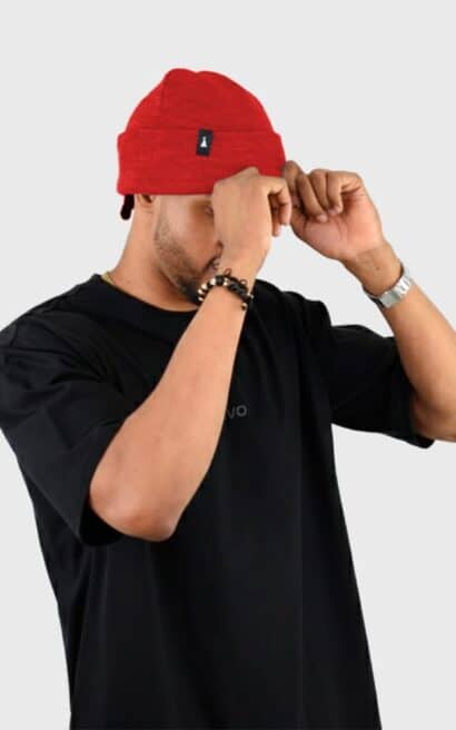 Gorro rojo Nattivo, accesorio de moda para hombres en estilo casual y cómodo.
