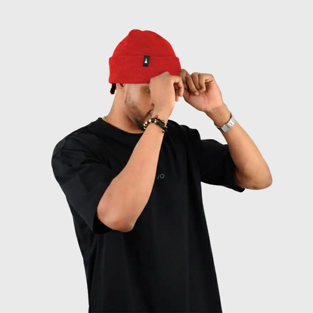 Gorro rojo Nattivo, accesorio de moda para hombres en estilo casual y cómodo.
