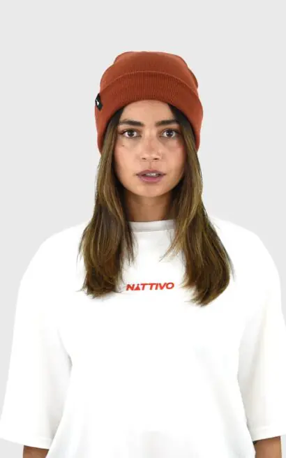 Gorro Beanie Volcán en color terracota, ideal para estilo casual y protección contra el frío.
