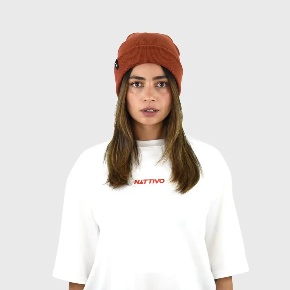 Gorro Beanie Volcán en color terracota, ideal para estilo casual y protección contra el frío.