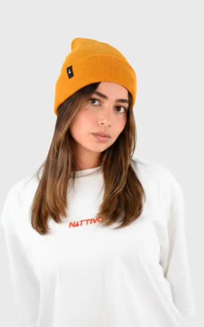 Gorro mostaza Nattivo para mujer, estilo casual y cómodo.