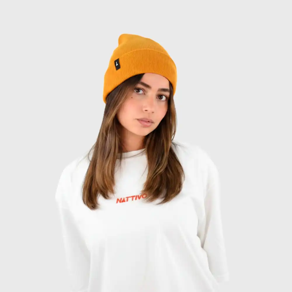 Gorro mostaza Nattivo para mujer, estilo casual y cómodo.