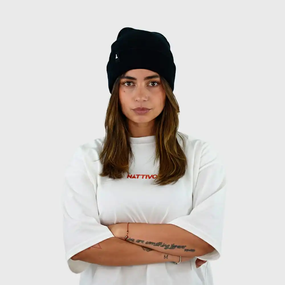 Gorro negro de lana para mujer, estilo casual y cómodo, ideal para el invierno.
