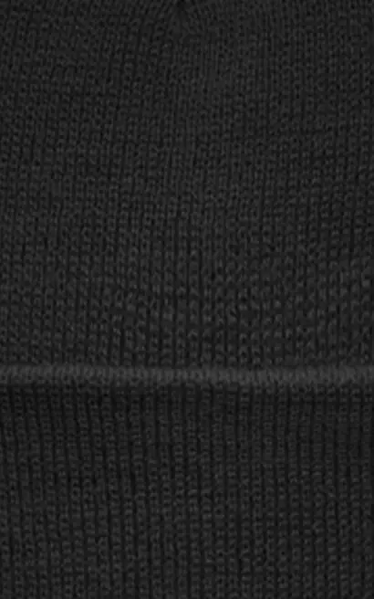 Gorro negro de lana, ideal para invierno y clima frío, con diseño clásico y cómodo ajuste.
