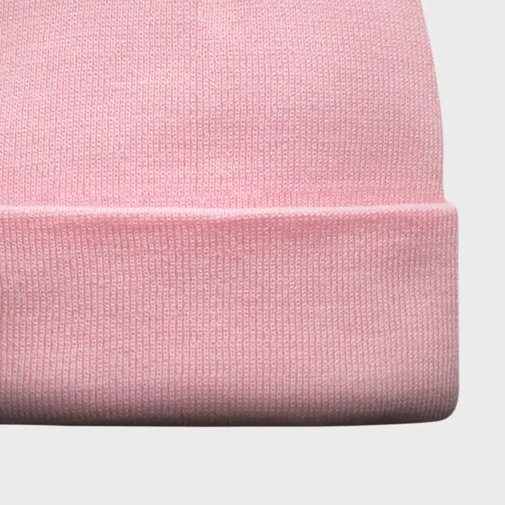 Gorro rosa de punto para mujer, estilo beanie, ideal para el invierno.