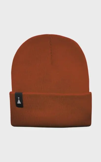 Gorro Beanie Volcán en color terracota, ideal para el invierno y actividades al aire libre.