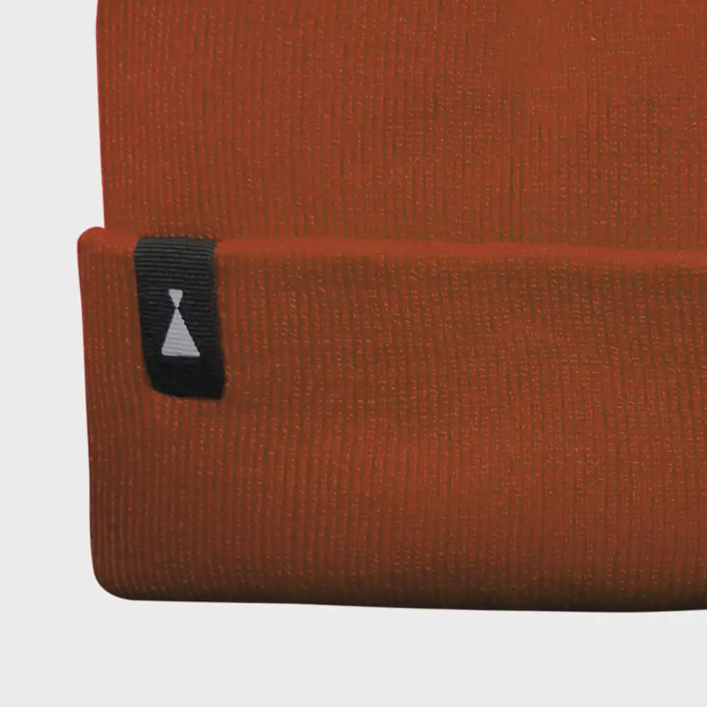 Gorro Beanie Volcán en color naranja con logotipo negro y blanco.