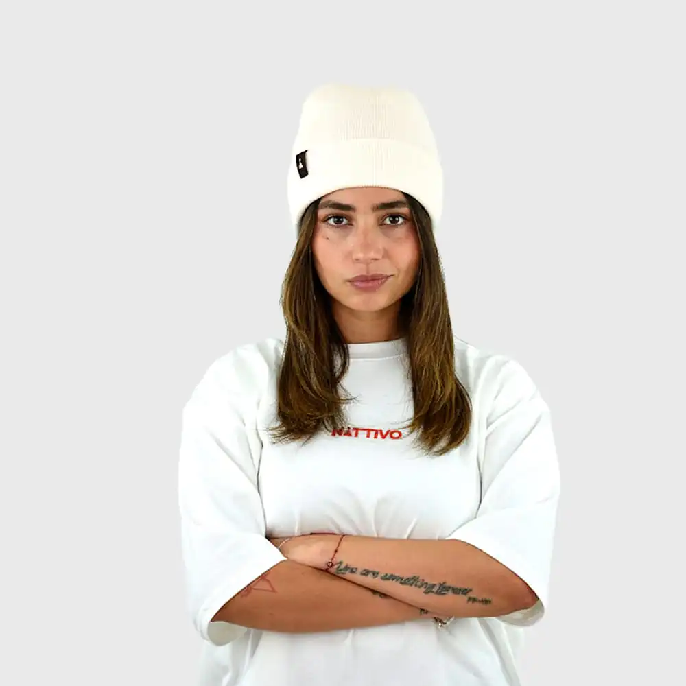 Gorro beige Nattivo para mujer, estilo casual y cómodo.