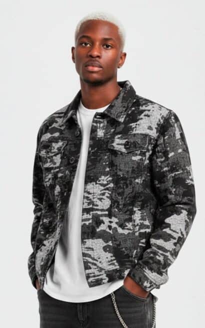 Chaqueta de camuflaje gris para hombre, estilo minimalista y moderno, perfecta para un look casual y.