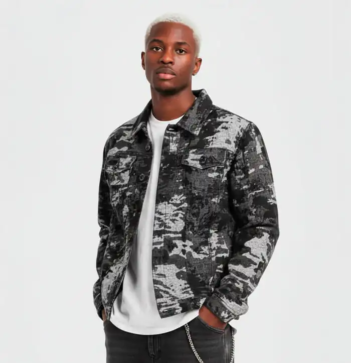 Chaqueta de camuflaje gris para hombre, estilo minimalista y moderno, perfecta para un look casual y.