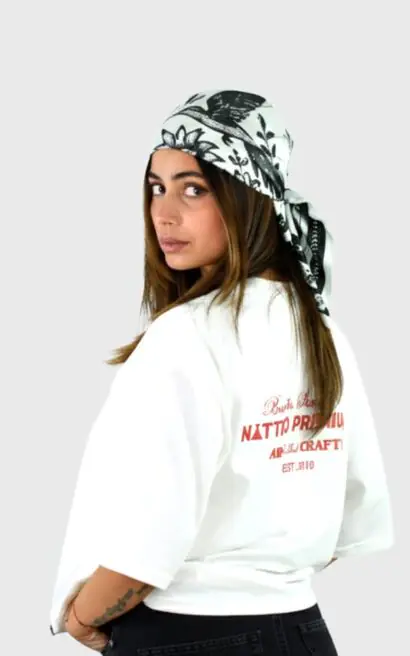 Mujer con bandana Nattivo en estilo Reino del Cielo, moda urbana y accesorios.