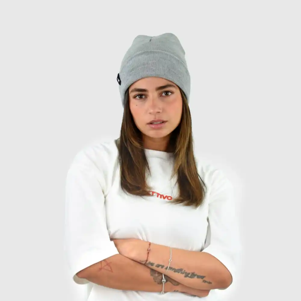 Gorro gris Nattivo para mujer, estilo casual y cómodo.
