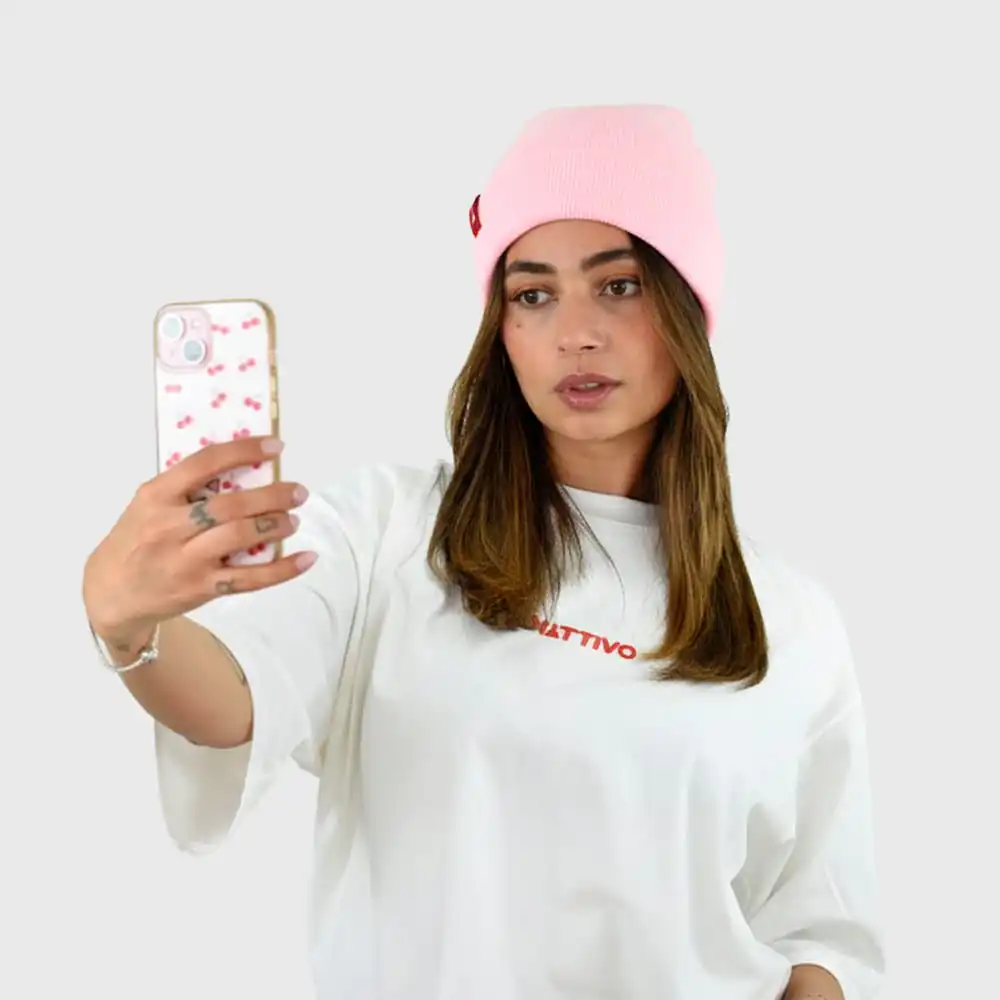 Gorro rosa de lana para mujer, ideal para el invierno y estilo casual.