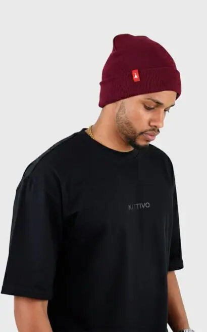 Gorro vinotinto de lana Nattivo para estilo casual y protección en clima frío.
