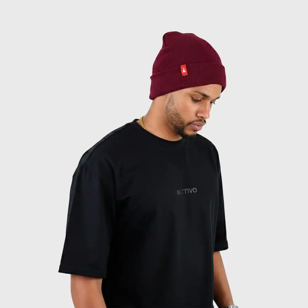 Gorro vinotinto de lana Nattivo para estilo casual y protección en clima frío.