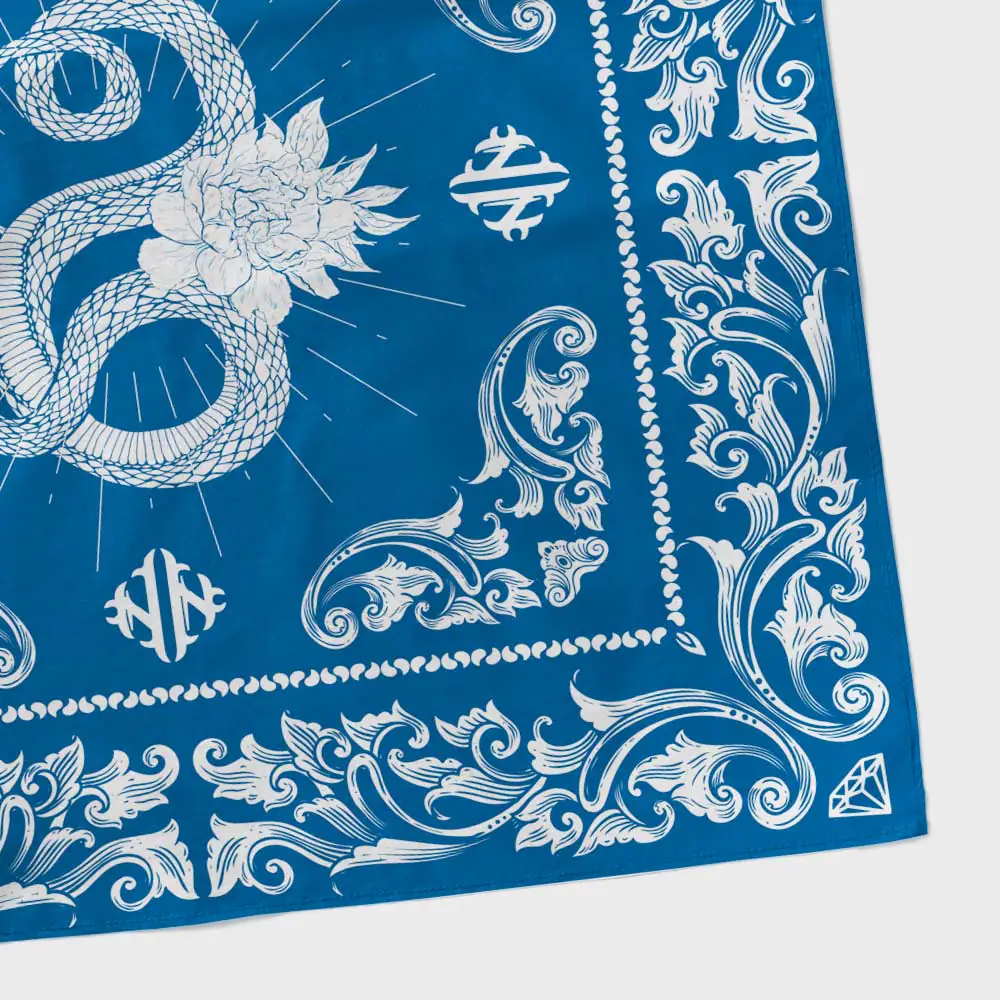 Bandana con diseño de reino de la tierra en azul y blanco.