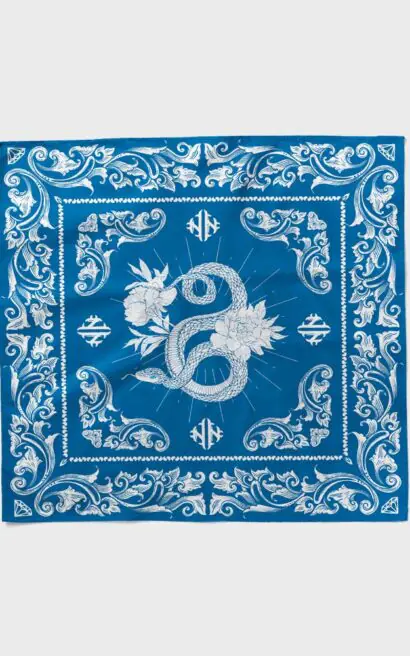 Bandana de la colección Reino de la Tierra con diseño de serpiente y hojas en azul y blanco.