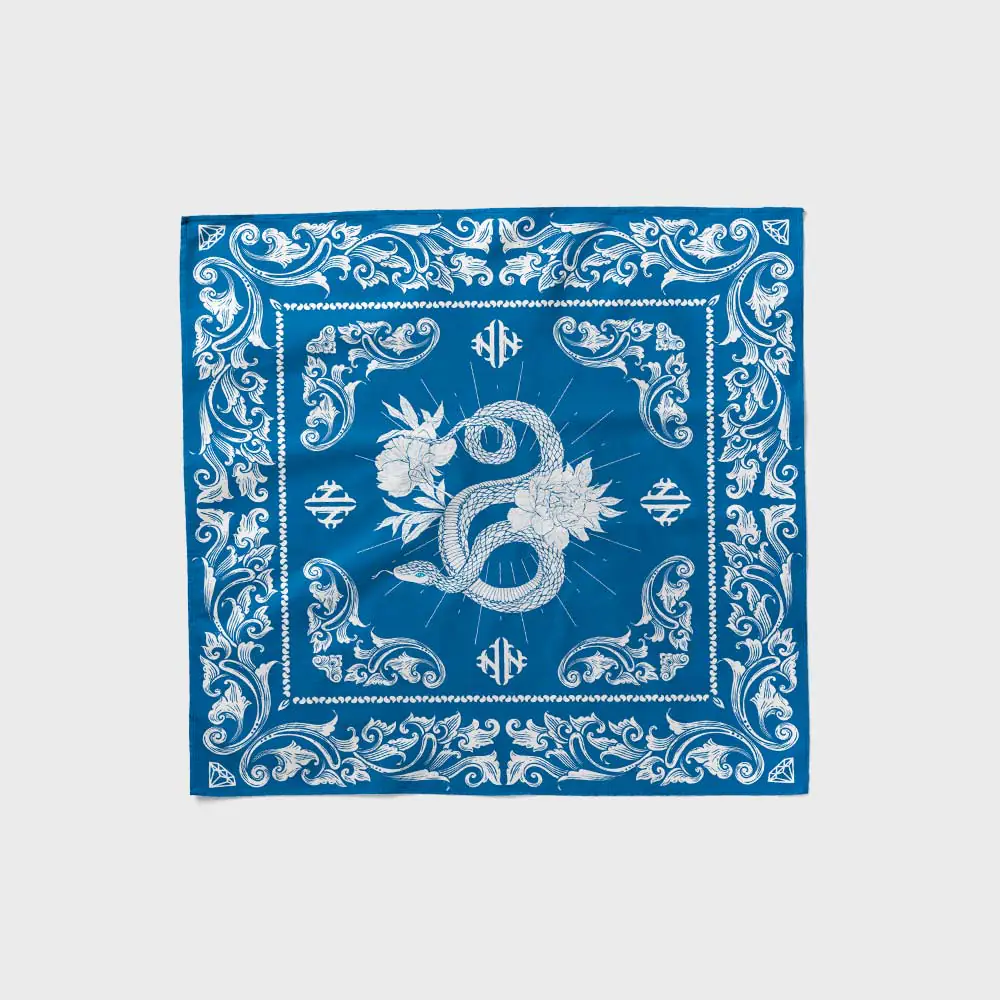 Bandana de la colección Reino de la Tierra con diseño de serpiente y hojas en azul y blanco.