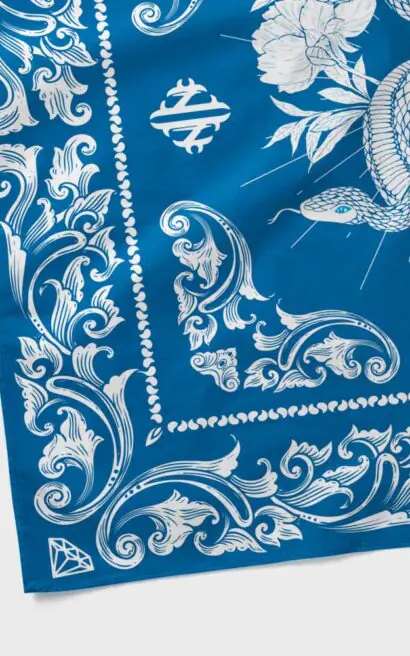 Pañuelo bandana con diseño de dragón y motivos tradicionales en azul y blanco. Perfecto para accesor.