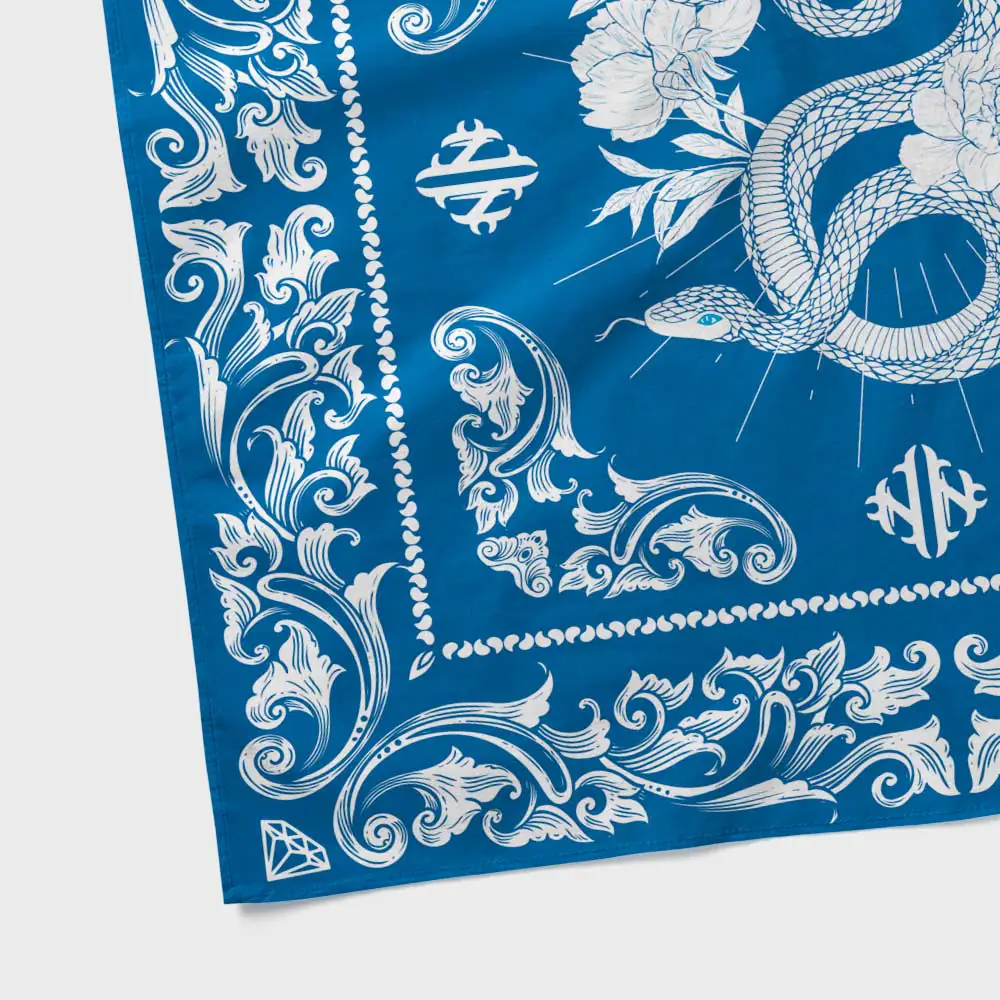 Pañuelo bandana con diseño de dragón y motivos tradicionales en azul y blanco. Perfecto para accesor.