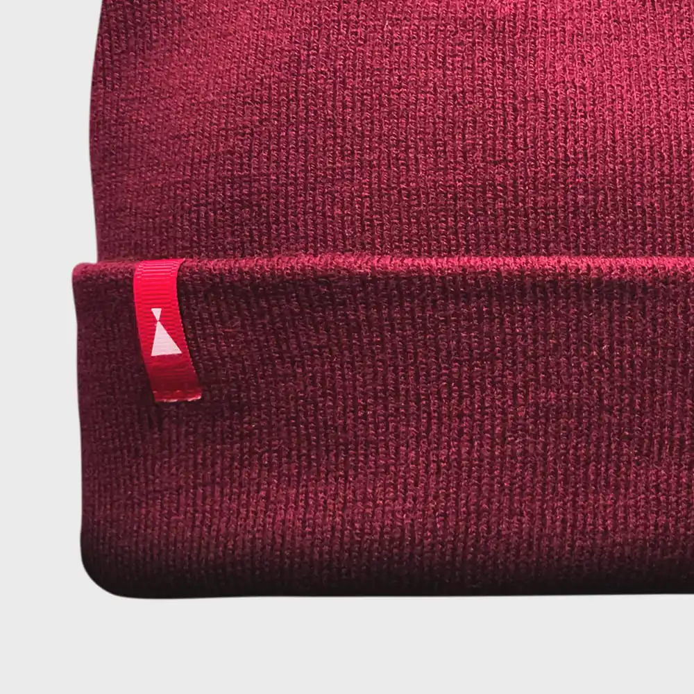 Gorro vinotinto de alta calidad para deportes y estilo casual. Diseño cómodo y duradero, ideal para.