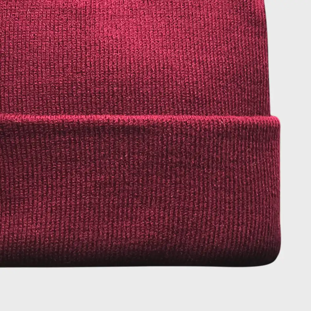 Gorro vinotinto de alta calidad, ideal para el frío y estilo casual.
