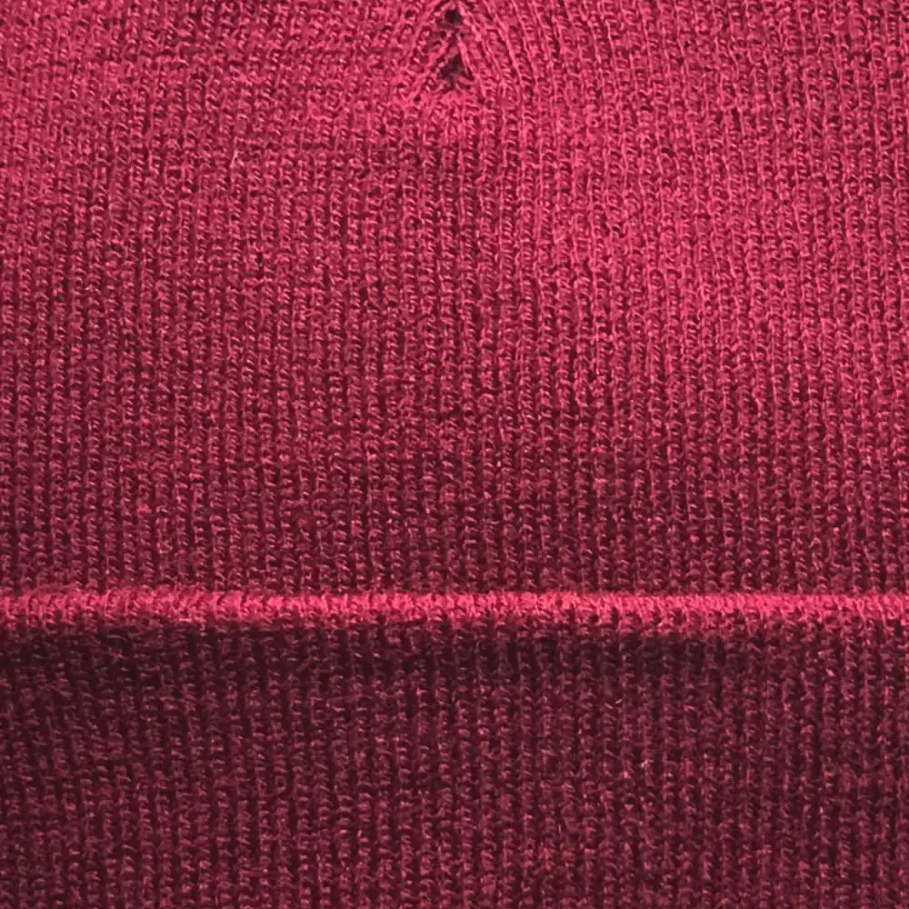 Gorro vinotinto de lana, ideal para el frío y estilo deportivo.