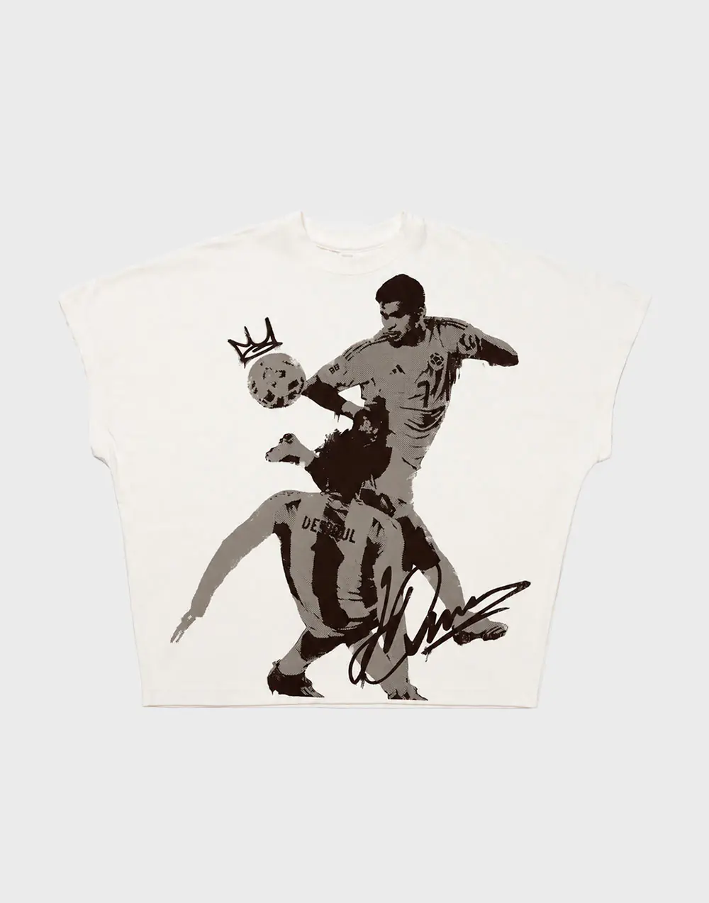 Camiseta de fútbol con ilustración de jugadores en movimiento y balón, ideal para fanáticos del depo.
