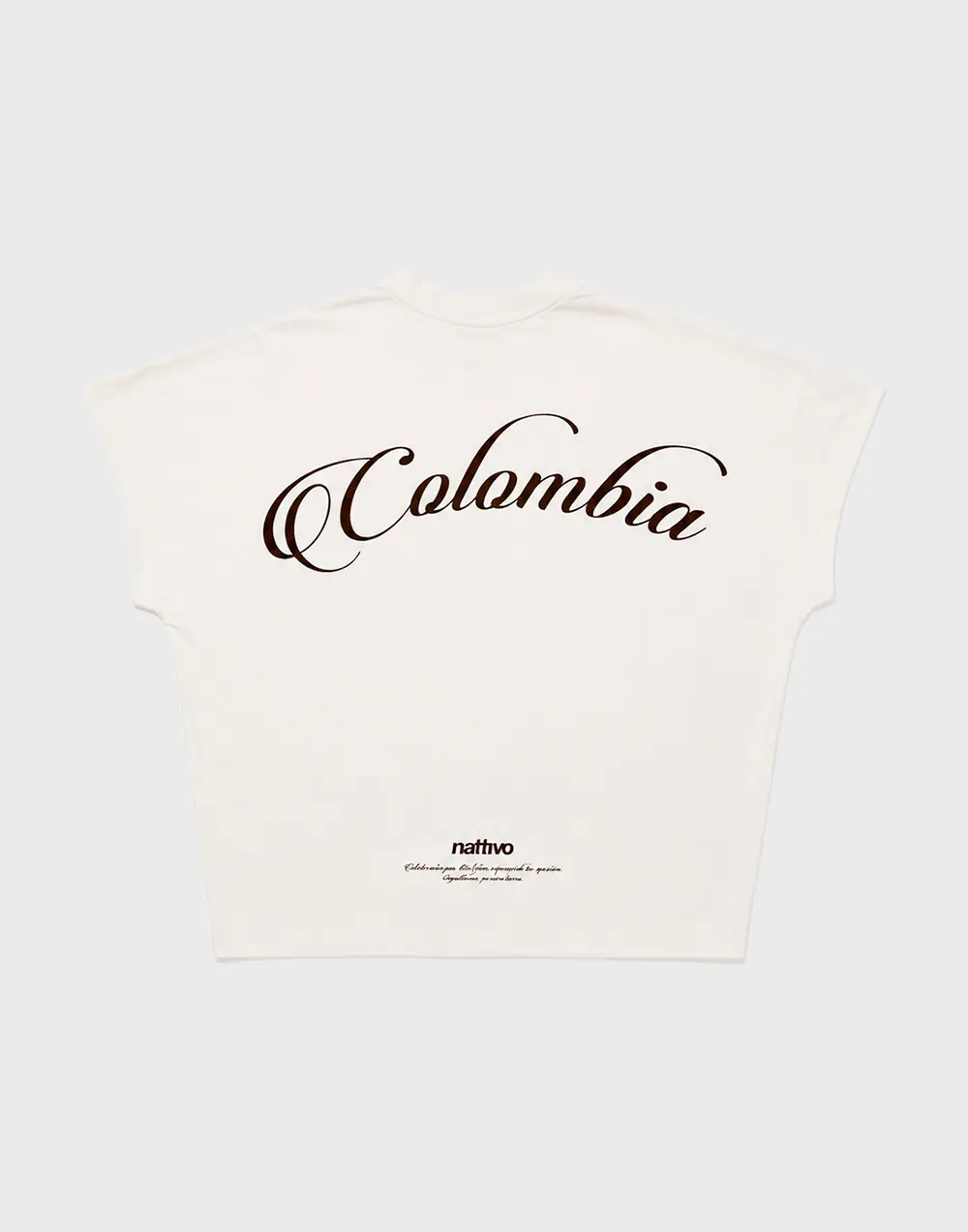 Camiseta blanca con diseño de Colombia en letra cursiva elegante.