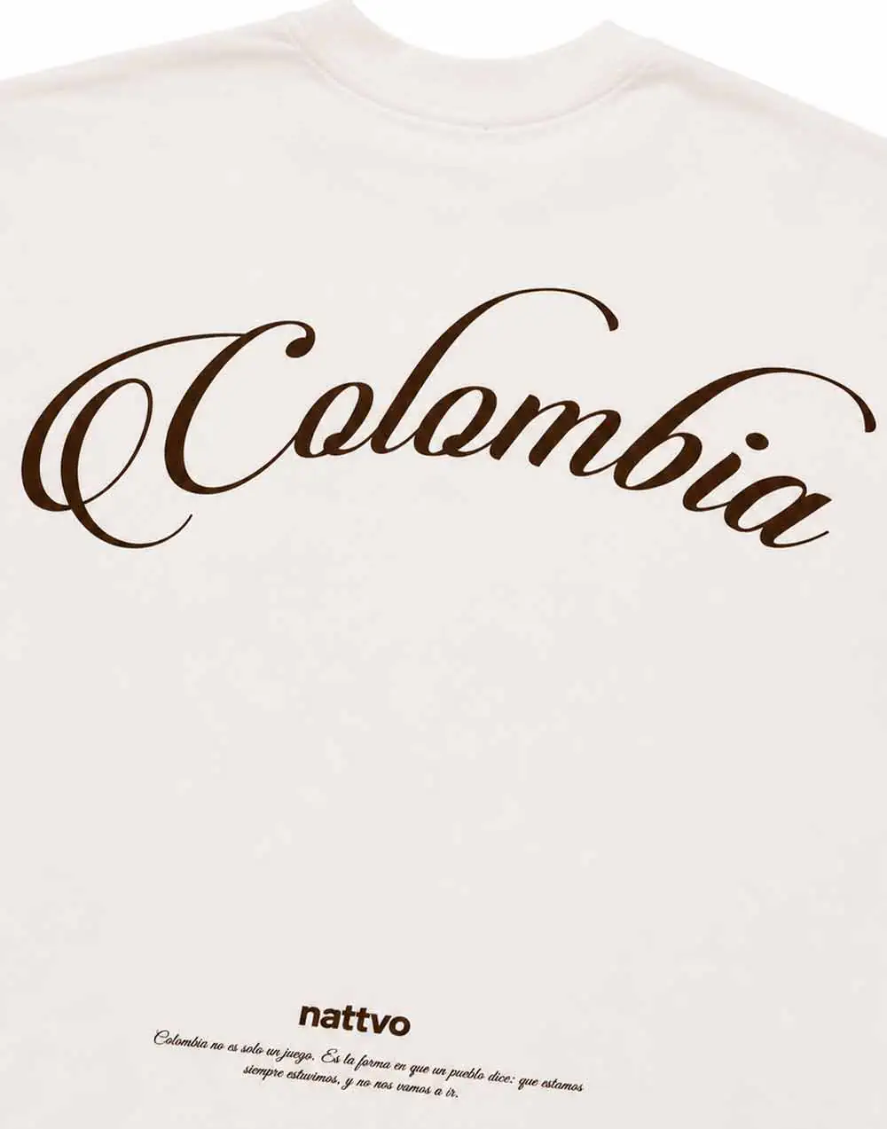 Camiseta blanca con la palabra "Colombia" en letra cursiva y elegante, ideal para amantes de la moda.