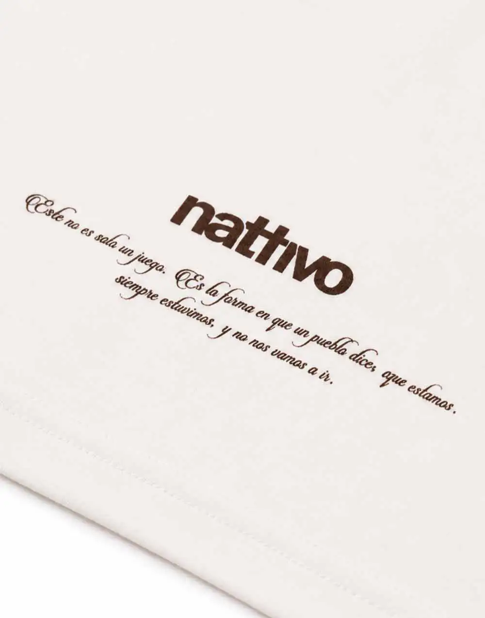 Logo de Nattivo en superficie blanca con texto en español.