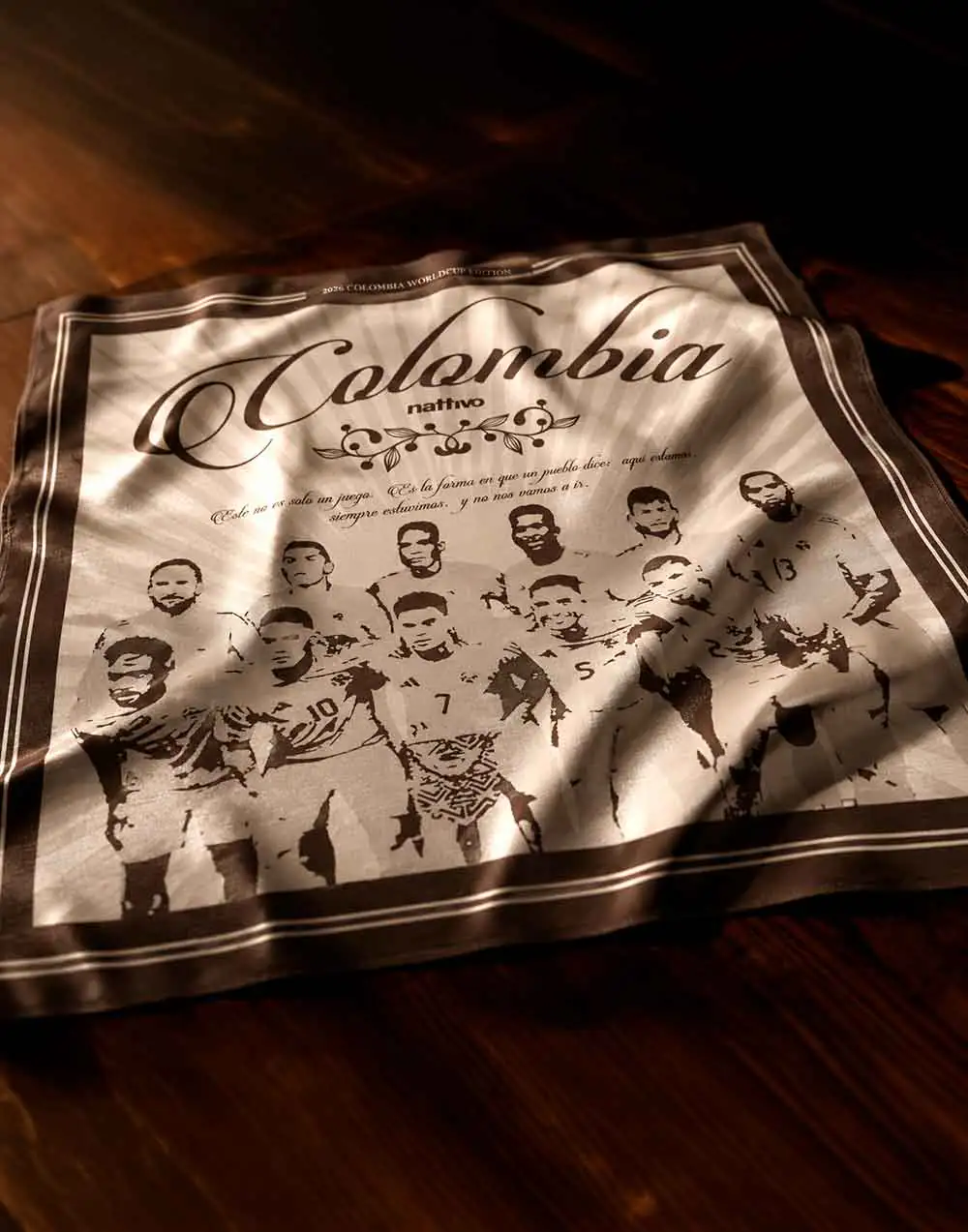 Equipo de fútbol colombiano en papel impreso con el texto "Colombia Nativo".