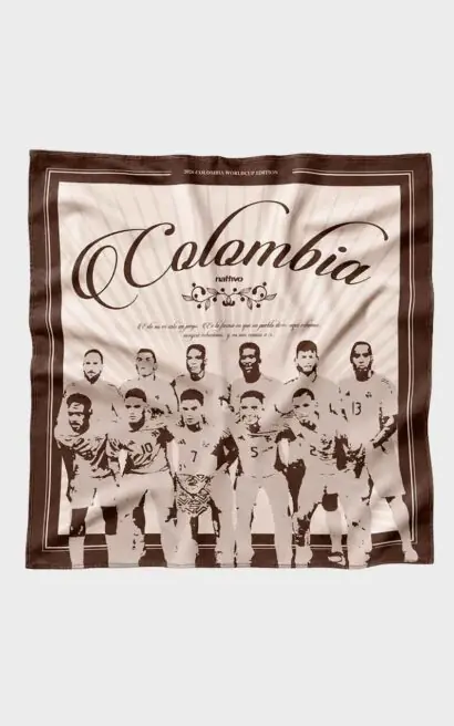 Camiseta de la selección Colombia con el logo "Colombia" y jugadores en la camiseta.